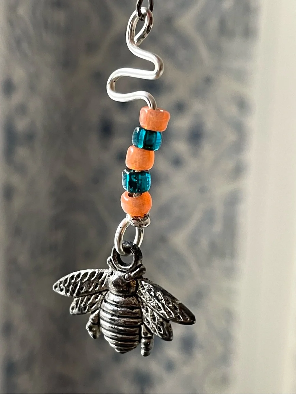 Cute silvertone & beaded dangly bee earrings wilderkind garden summer